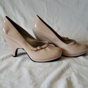 Cute tan funky heel, heels